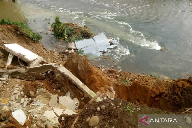 Tebing Longsor, Satu Rumah Warga Ambles ke Sungai di Mukomuko