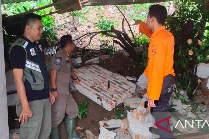 Tebing Setinggi 10 Meter Longsor, Timbun Satu Rumah di Cikopeng Sukabumi