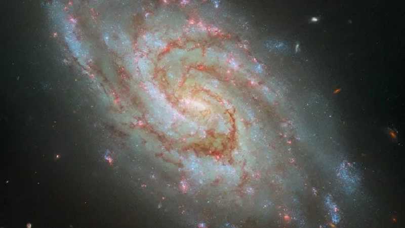 Teleskop Hubble Temukan Galaksi Spiral di 'Jam' Kosmik