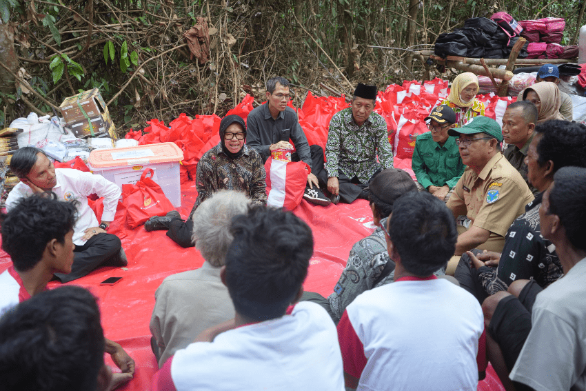 Tempuh Medan Berat, Mensos Salurkan Bantuan untuk Suku Anak Dalam di Jambi