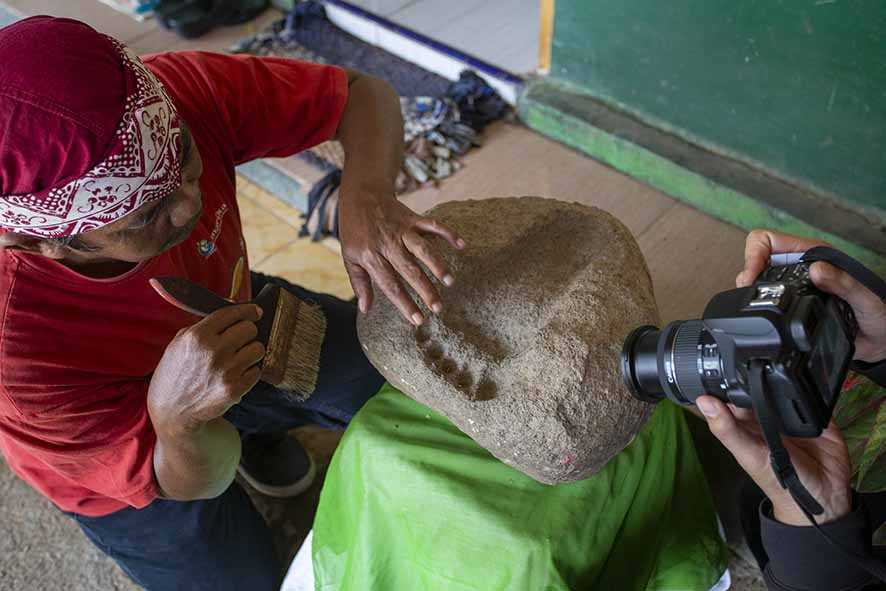 Temuan Diduga Artefak Batu Tapak di Indramayu