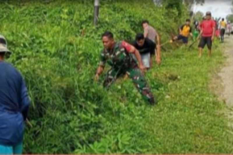 Tentara di Mamuju Ini Terjun Langsung Ajak Masyarakat Bersihkan Lingkungan Cegah Banjir