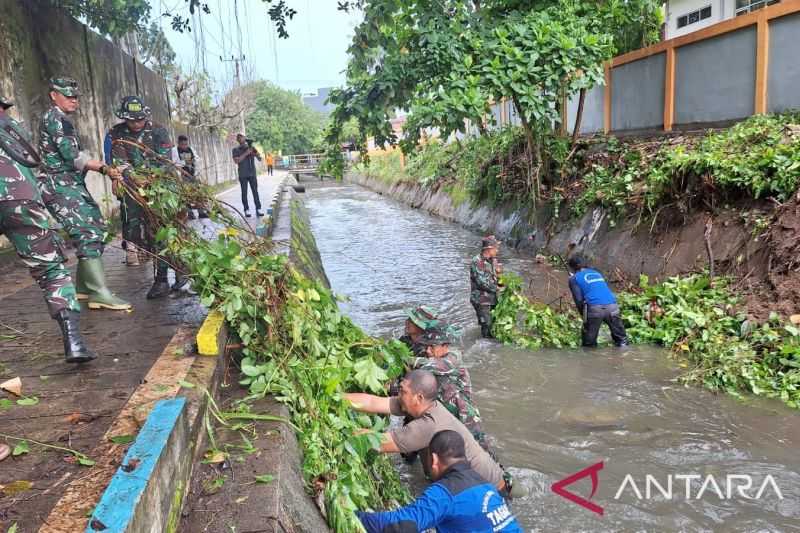 Tentara Terjun Bantu Bersihkan Aliran Sungai Siburik