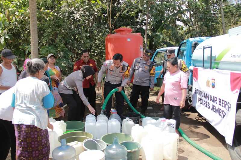 Terdampak Kemarau, Polres Jember Distribusikan Air Bersih untuk Daerah Kekeringan