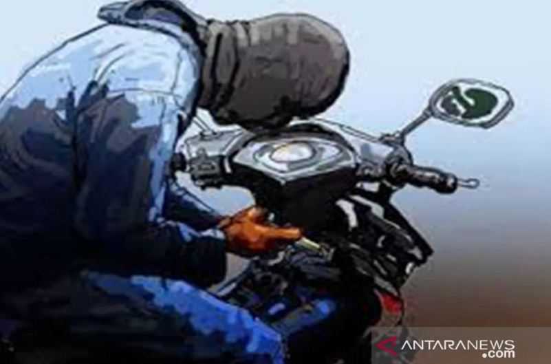 Terekam CCTV, Maling Motor Acungkan Senjata di Cilebut Bogor Diburu Polisi