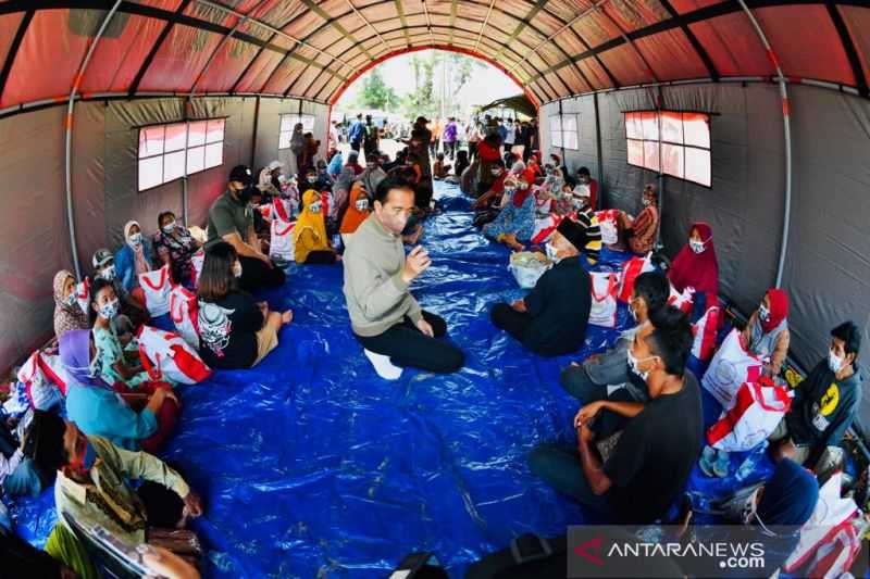 Terjun ke Lokasi Bencana, Presiden Pastikan Distribusi Bantuan Korban Erupsi Semeru Berjalan Baik