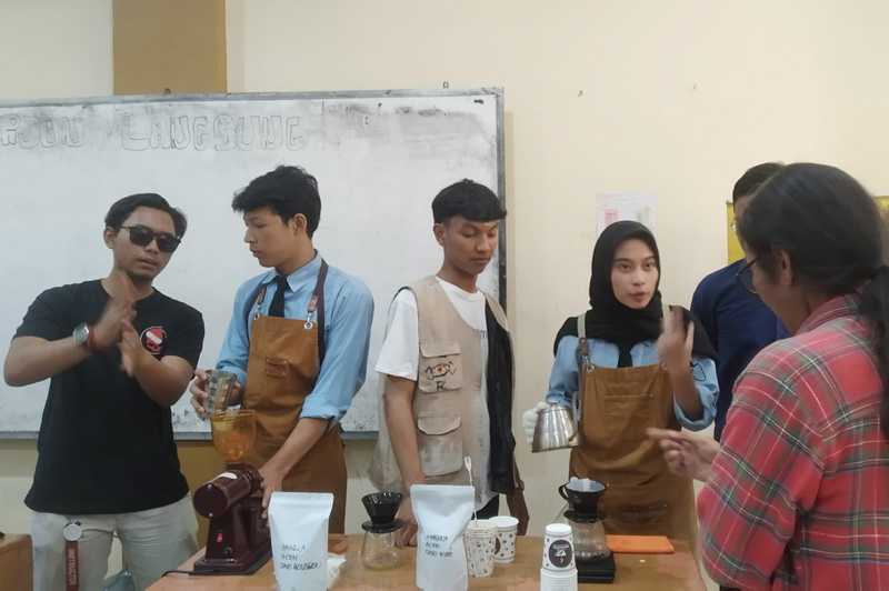 'Terjun Langsung', Edukasi Kopi Dengan Metode V60 dan Mokapot