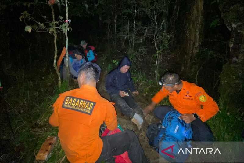 Terkilir dan Tidak Dapat Berjalan, Basarnas Selamatkan Enam Pendaki di Gunung Lompobattang