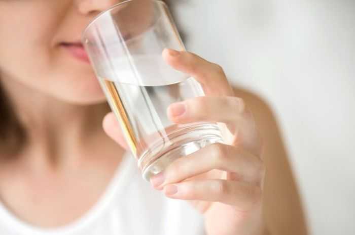 Terlalu Banyak Minum Air Putih Juga Berdampak Buruk, Bisa Membahayakan Ginjal