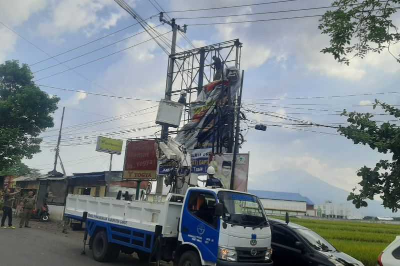 Ternyata Ini Penyebabnya Kenapa Alat Peraga Sosialisasi Caleg di Garut Dibongkar