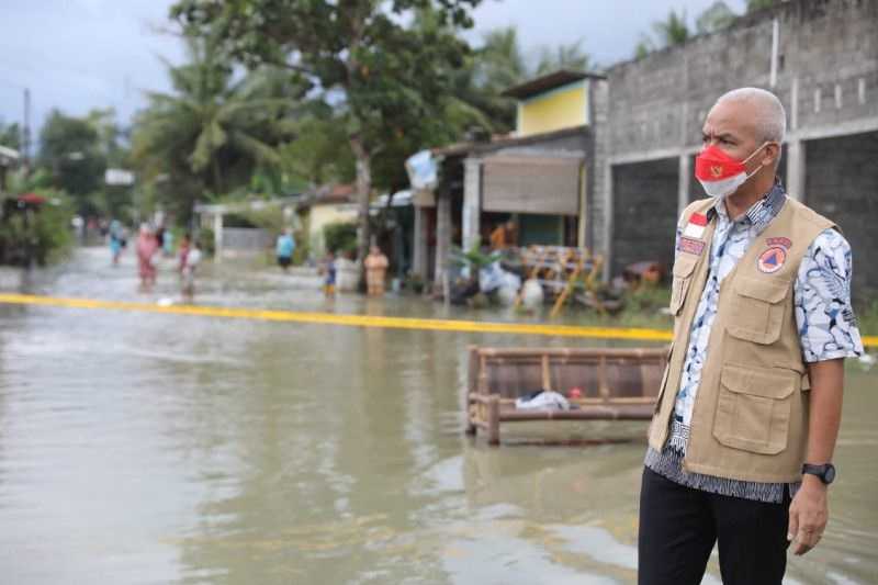 Terobos Genangan Air, Ganjar Pranowo Cek Penanganan Banjir di Purworejo