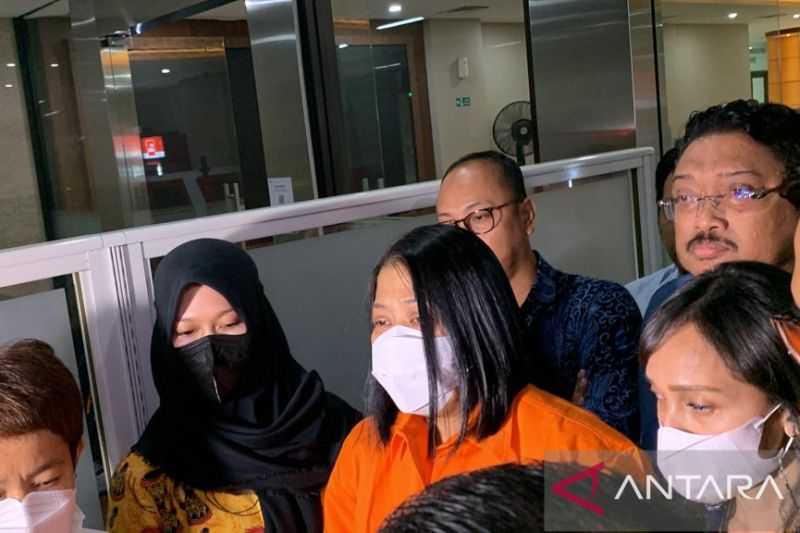 Tersangka Putri Candrawathi Pakai Baju Tahanan Berwarna Oranye dengan Nomor 077 saat Akan Ditahan