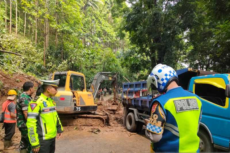 Tertimbun Longsor, Jalan Utama Sukabumi-Palabuhanratu Belum Bisa Dilalui