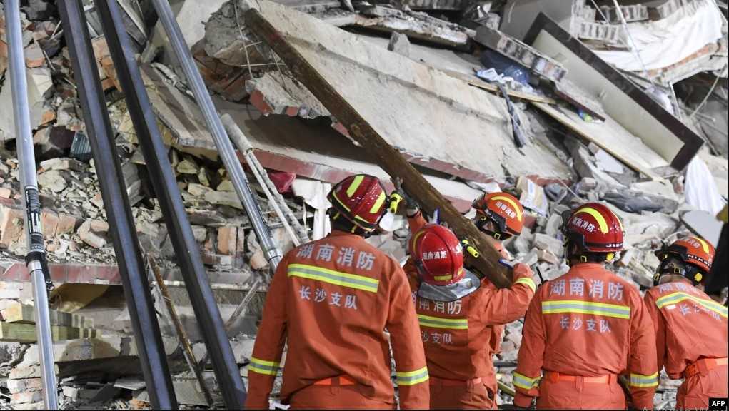 Tertimbun Puing Bangunan Ambruk di Tiongkok, 5 Orang  Berhasil Diselamatkan, Puluhan Lain Belum Ditemukan
