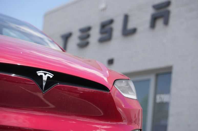 Tesla Tarik Hampir Semua Mobil di AS karena Masalah Autopilot