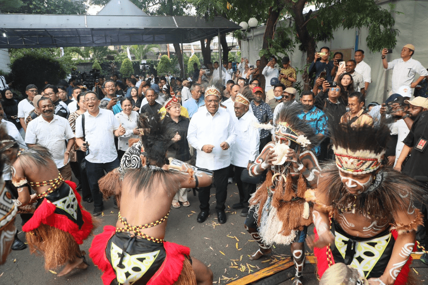 Tiba di Kantor DPP Gerindra, John Wempi Wetipo Disambut Tarian Papua