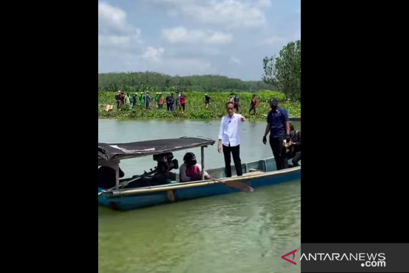 Tiba-tiba Tanpa Diagendakan, Presiden Naik Perahu Seberangi Sungai untuk Melakukan Ini