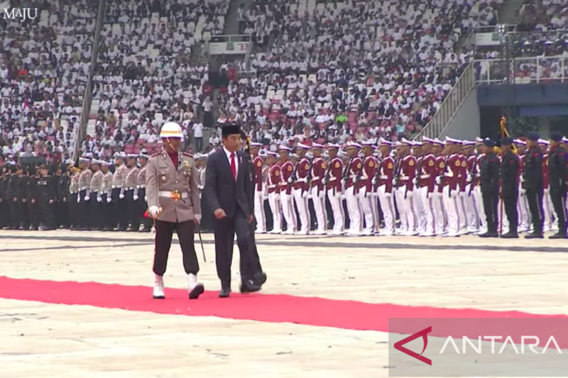 Tidak Biasa, Jokowi Jalan Kaki Periksa Pasukan Agar Rumput GBK Tidak Rusak