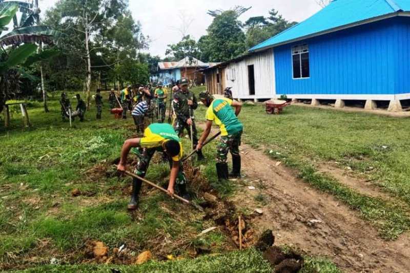 Tidak Hanya Buru KKSB yang Brutal, Prajurit Raider Kostrad Ini Juga Membantu Warga Mamberamo, Papua Membangun Gorong-gorong