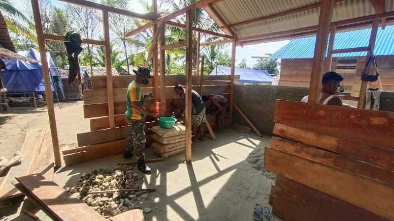 Tidak Hanya Jago Bertempur, Anggota Satgas Yonarmed 1 Kostrad Ini Juga Mahir Membangun Rumah Warga