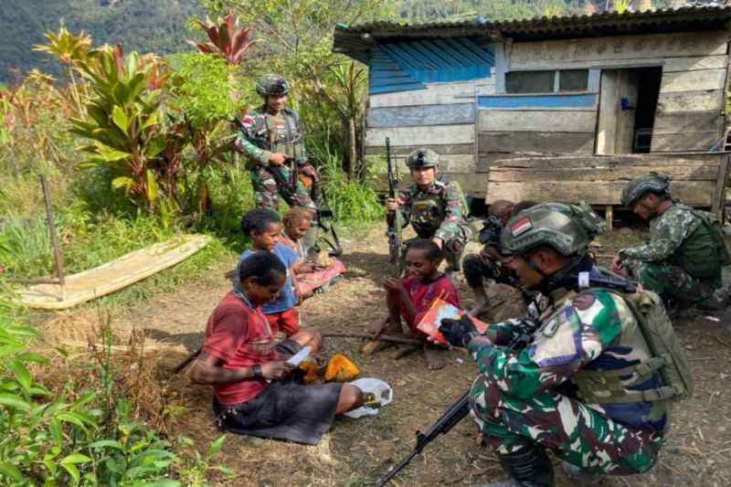 Tidak Hanya Jago Menembak, Anggota Koops Habema Ini Juga Cekatan Obati Warga Distrik Sugapa Intan Jaya