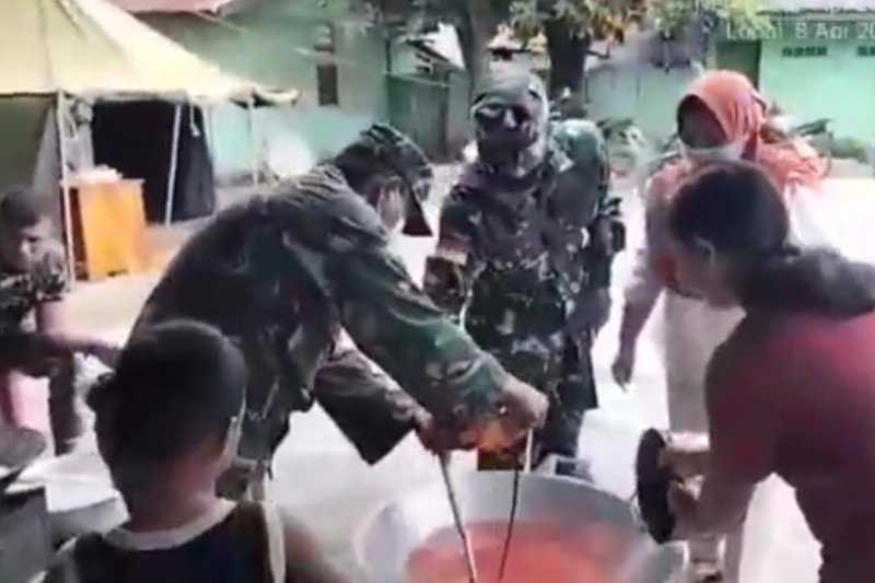 Tidak Hanya Mahir Berperang, Prajurit Kostrad Ini Cekatan Memasak di Dapur Umum Bantu Korban Bencana