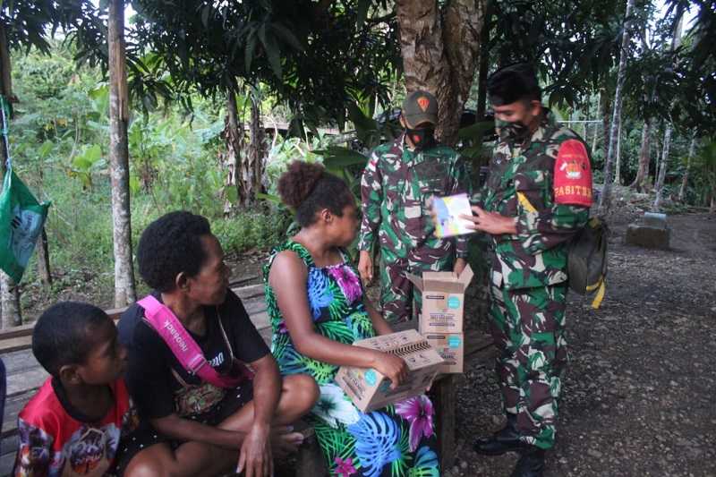 Tidak Hanya Memburu KKB, Anggota TNI Ini Juga Berbagi Tali Asih Pada Hari Idul Fitri di Papua