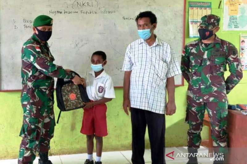 Tidak Hanya Memburu KKB. Satgas TNI di Papua Juga Melakukun Tugas Mulia Ini di Wilayah Perbatasan