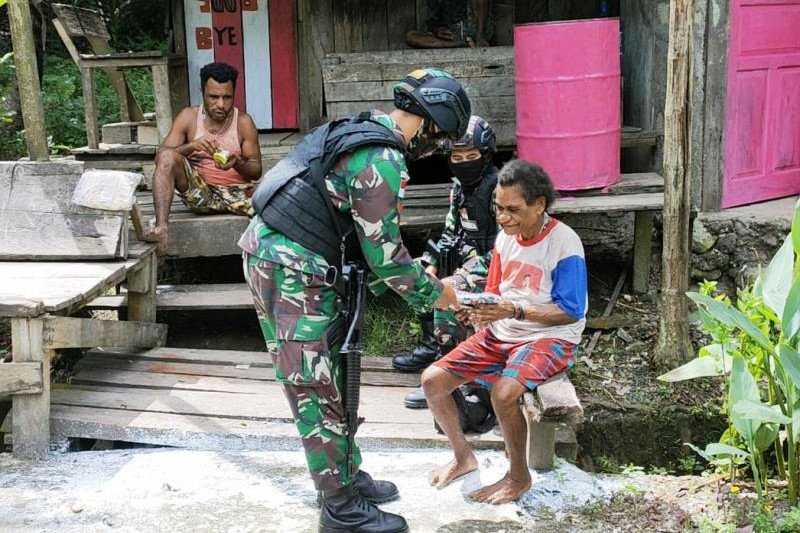 Tidak Hanya Memburu KKSB, Prajurit TNI yang Bertugas di Papua juga Lakukan Tugas Mulia Ini
