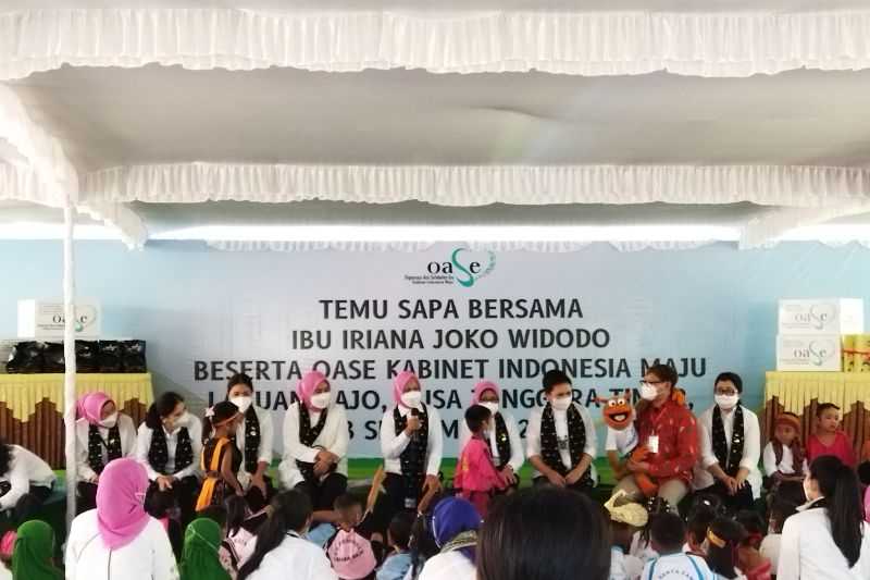 Tidak Hanya Presiden Jokowi, Ibu Negara Iriana Pun Bagikan Hadiah Menarik Kepada Anak-anak