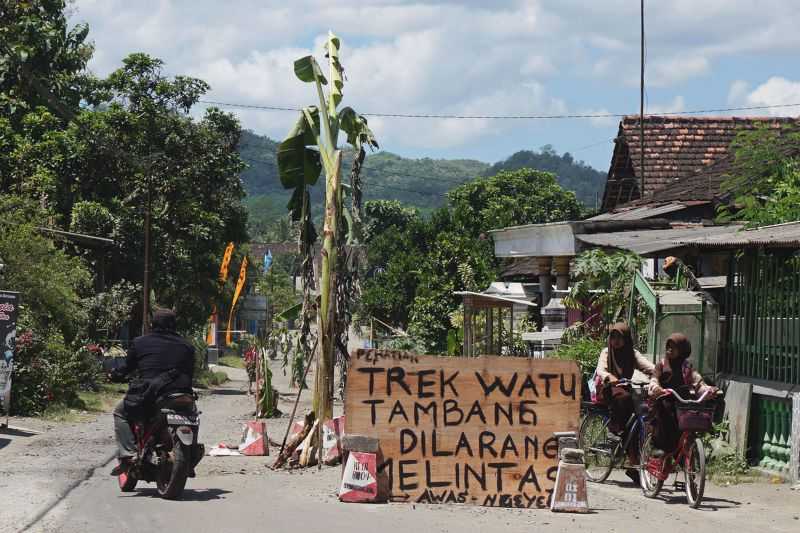 Tidak Kunjung Ada Perbaikan, Warga Tulungagung Protes dan Jalan Rusak Ditanami Pohon Pisang