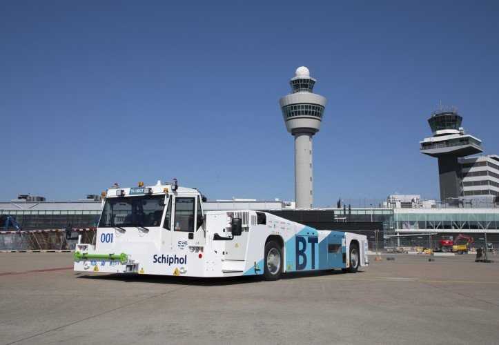 Tidak Mau Kalah dari Negara Lain, Bandara Schiphol Amsterdam Berinvestasi dalam Kendaraan Taksi Pesawat Hijau