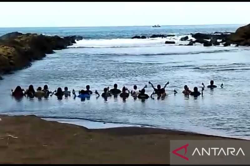 Tidak Mau Kecolongan dan Jatuh Korban Jiwa, Polisi Bubarkan Ritual Warga Nganjuk di Pantai Watu Ulo