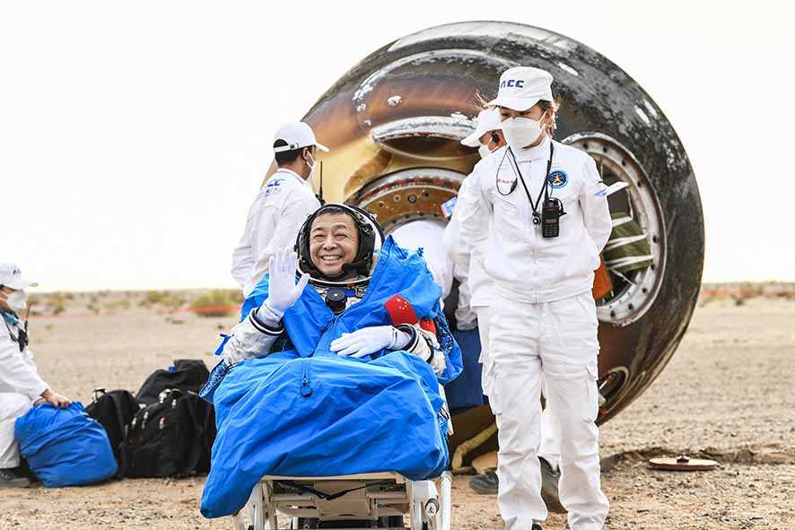 Tiga Astronot Tiongkok  Kembali ke Bumi