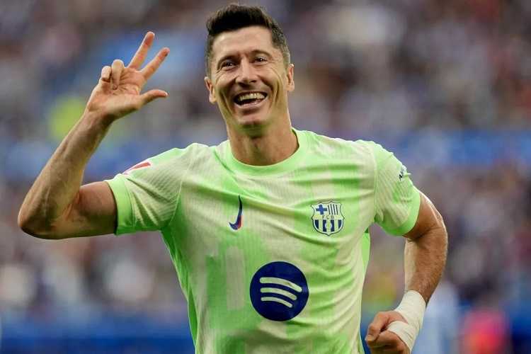 Tiga Gol Lewandowski Membawa Barcelona Kalahkan Alaves 3-0