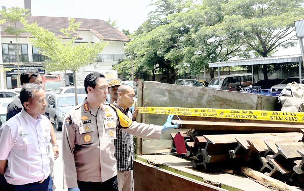 Tiga Pencuri Besi Rel Kereta Api di Bandung Barat Ditangkap Polda Jabar