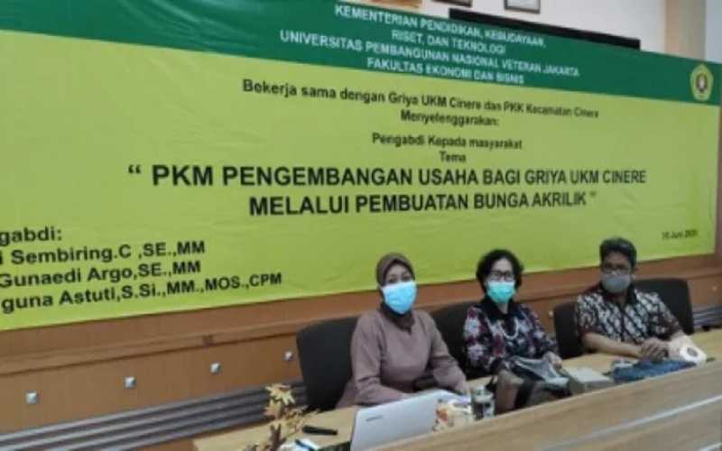 Tim Dosen UPNVJ Gelar Pelatihan Pembuatan Bunga Akrilik ke Pelaku UKM