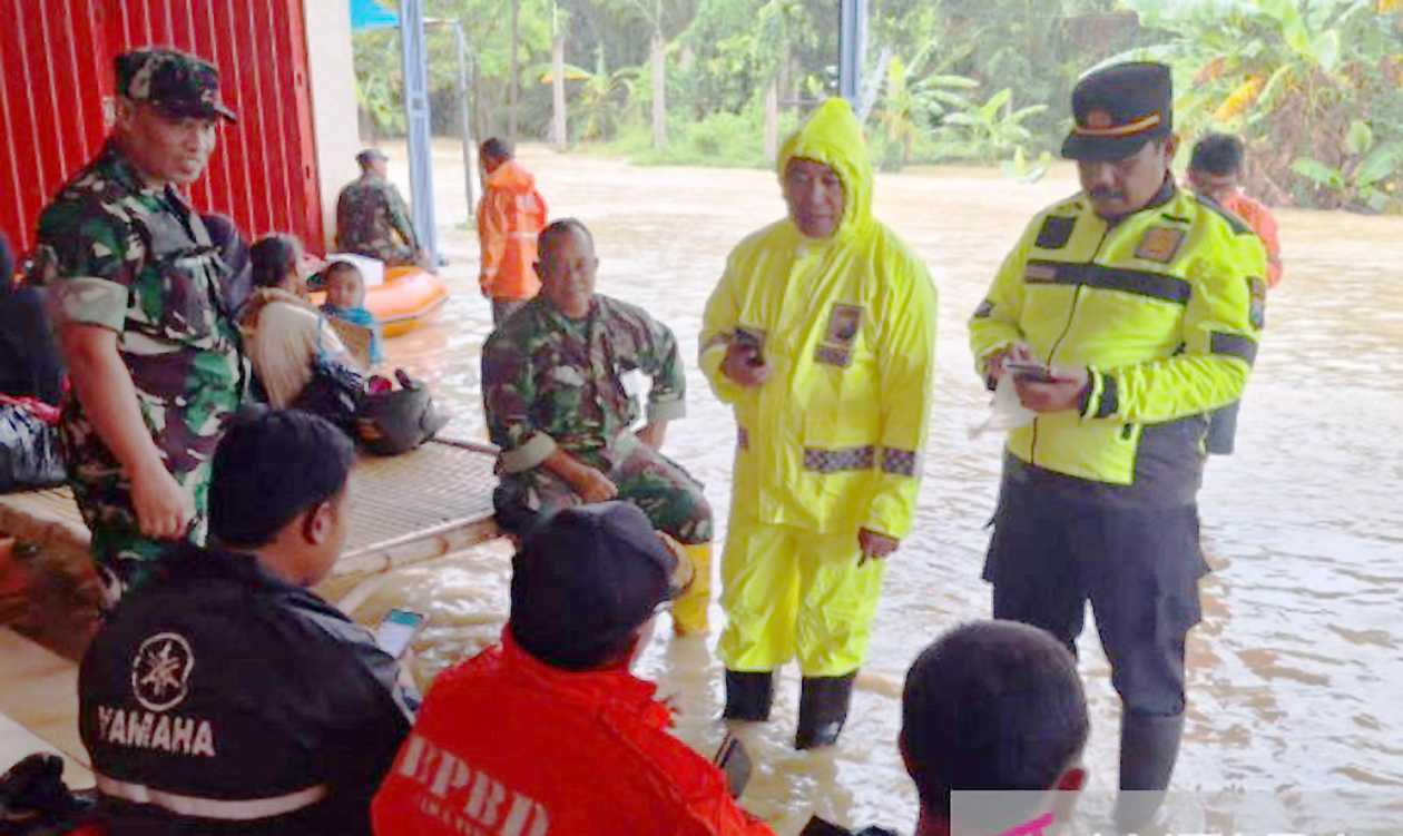 Tim Gabungan Evakuasi Korban Banjir di Bangkalan