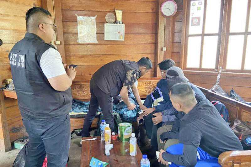 Tim Gabungan Evakuasi Pendaki Hipotermia di Gunung Buthak Kota Batu