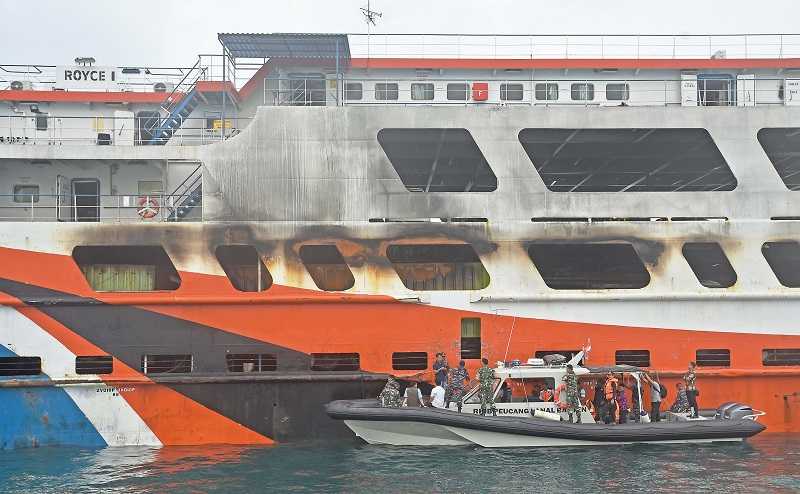 TIM GABUNGAN SELIDIKI PENYEBAB KEBAKARAN KMP ROYCE 1 DI MERAK