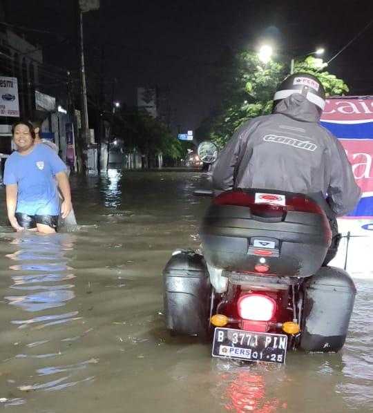 Tim Jelajah Kebangsaan Wartawan-PWI Terjebak Banjir di Medan