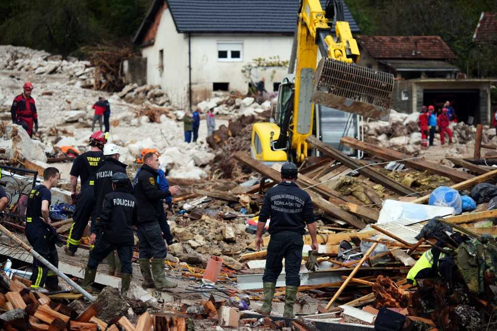 Tim Penyelamat Lanjutkan Pencarian Korban Hilang dalam Banjir Bandang di Bosnia 2