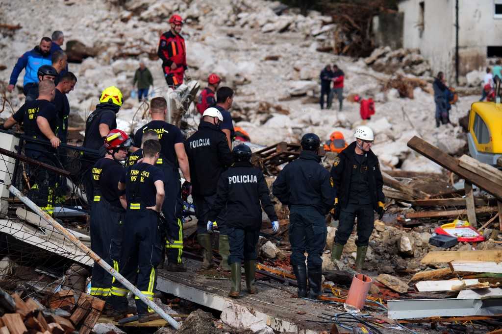 Tim Penyelamat Lanjutkan Pencarian Korban Hilang dalam Banjir Bandang di Bosnia 3