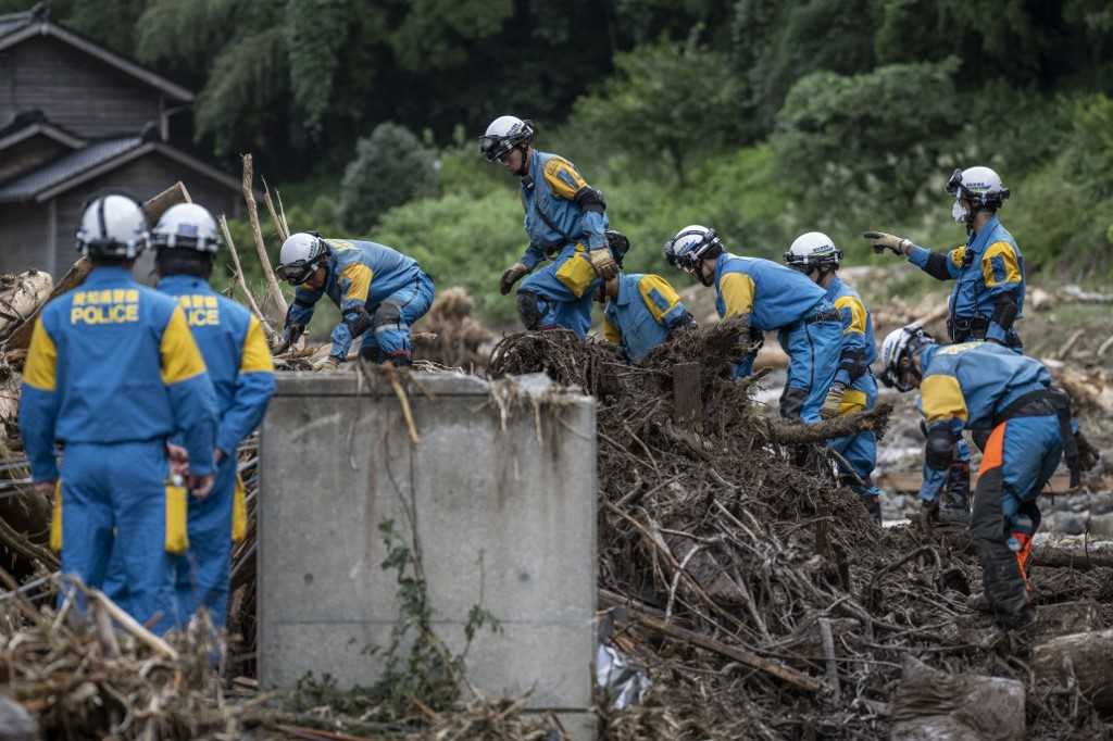 Tim Penyelamat Menyisir Tepian Sungai yang Berlumpur Setelah Banjir di Jepang Tewaskan 7 Orang