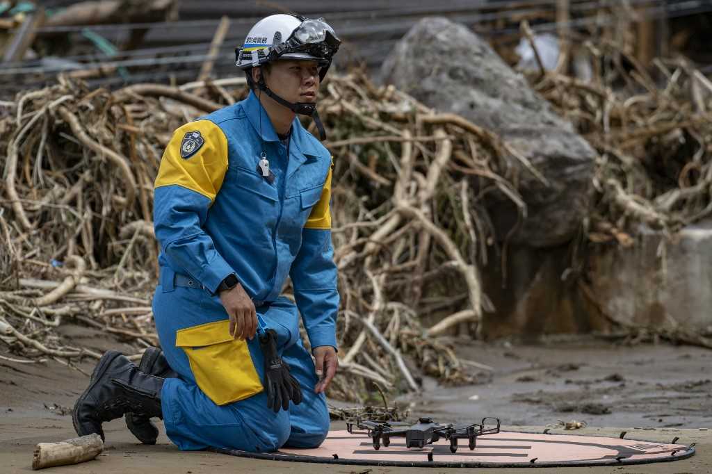 Tim Penyelamat Menyisir Tepian Sungai yang Berlumpur Setelah Banjir di Jepang Tewaskan 7 Orang 2