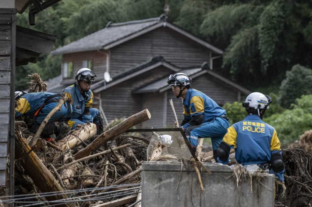 Tim Penyelamat Menyisir Tepian Sungai yang Berlumpur Setelah Banjir di Jepang Tewaskan 7 Orang 3