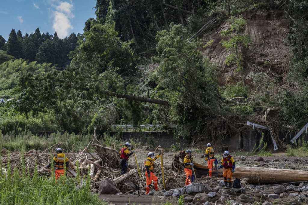 Tim Penyelamat Menyisir Tepian Sungai yang Berlumpur Setelah Banjir di Jepang Tewaskan 7 Orang 4