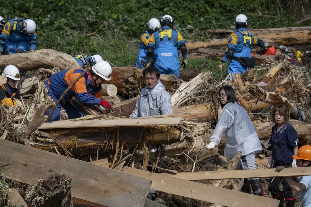 Tim Penyelamat Menyisir Tepian Sungai yang Berlumpur Setelah Banjir di Jepang Tewaskan 7 Orang 5