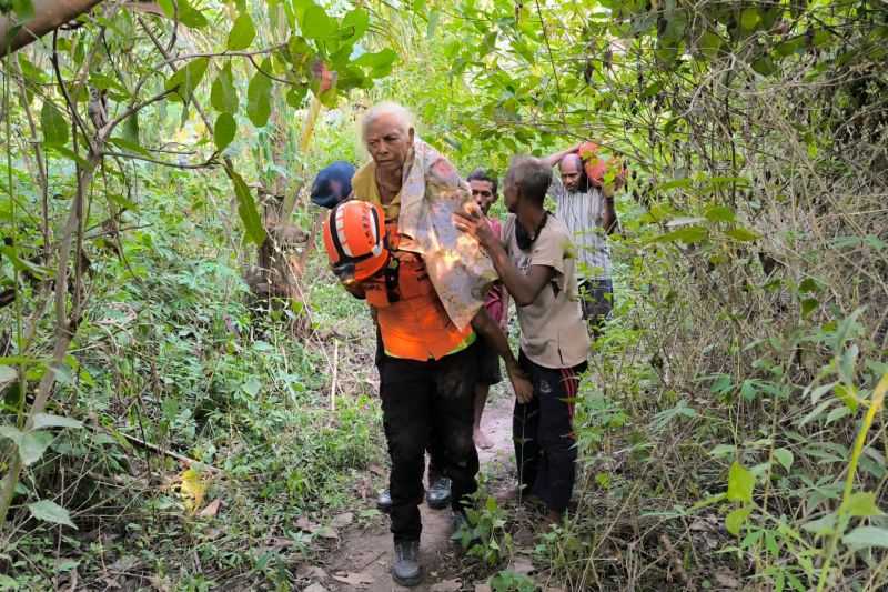 Tim SAR Evakuasi 33 Warga Terdampak Erupsi Lewotobi yang Berada di Kebun