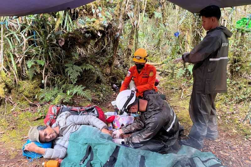 Tim SAR Evakuasi Dua Pendaki dari Gunung Gandang Dewata